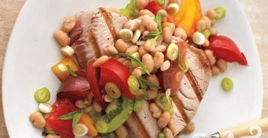 Тунец с помидорами и фасолью
