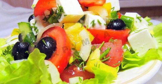 Греческий салат с фетаксой и помидорами
