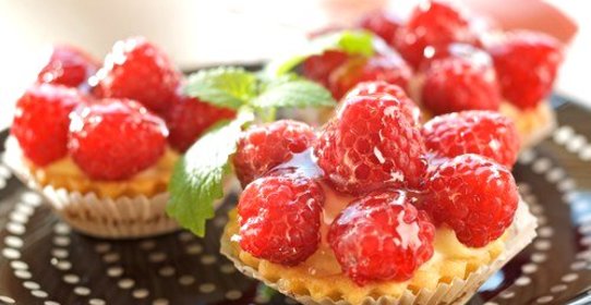 Тарталетки с миндальным кремом и свежими ягодами