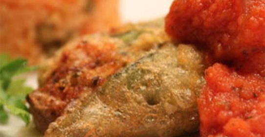 Чили поблано, фаршированный креветками и сыром