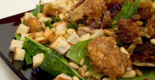 Салат с сухариками и паприкой