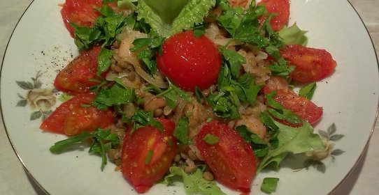 Теплый салат с чечевицей и креветками