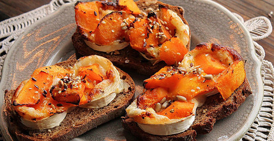 Брускетта с тыквой и козьим сыром