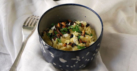 Салат с макаронами, сыром фета и кедровыми орешками