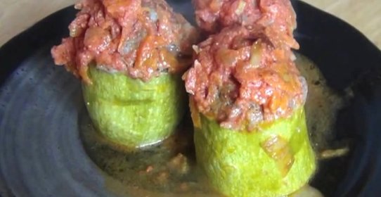 Кабачки, фаршированные мясом и рисом