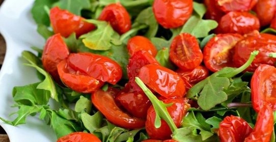 Руккола с помидорами и чесноком