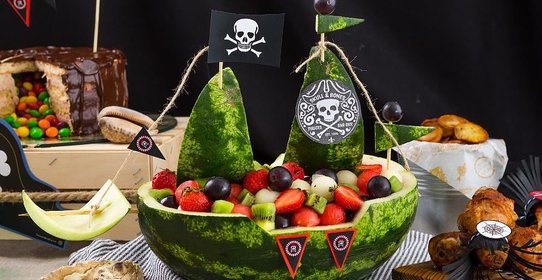 Корабль из арбуза с фруктовым салатом