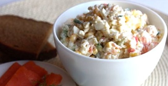 Простой салат с красной рыбой