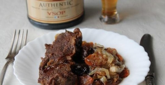 Говядина с черносливом в духовке