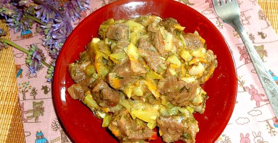 Тушеная говядина с кабачками