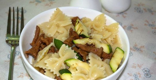 Макаронный теплый салат с цуккини и лисичками маринованными