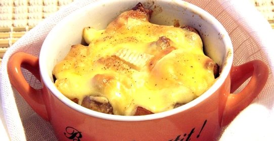 Свинина с грибами в горшочках