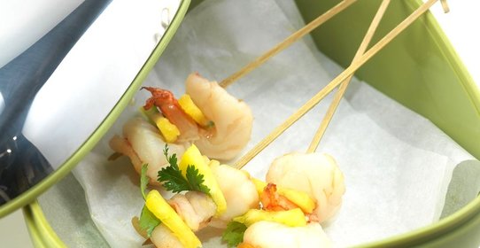 Шашлычки из креветок и ананасов с кинзой