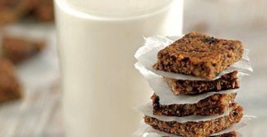 Овсяно-ореховые квадратики с черносливом