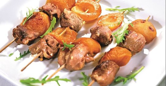 Шашлычки из утиной грудки и абрикосов