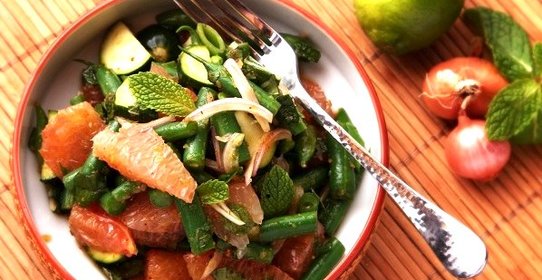 Салат пикантный с фасолью