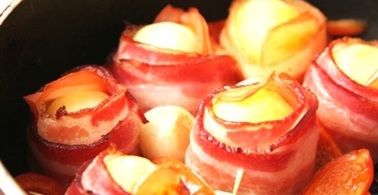 Шашлыки из картофеля и бекона с соусом из эстрагона