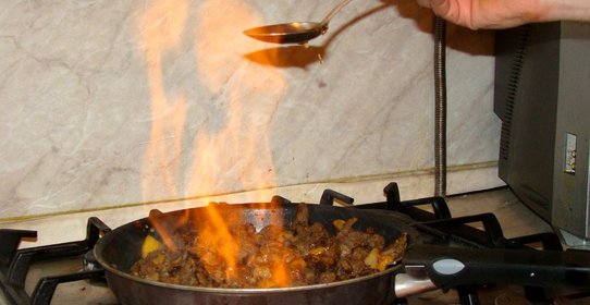 Говядина с фруктами фламбе