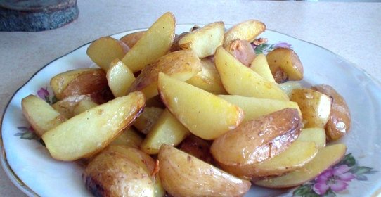 Молодой картофель жареный с чесноком