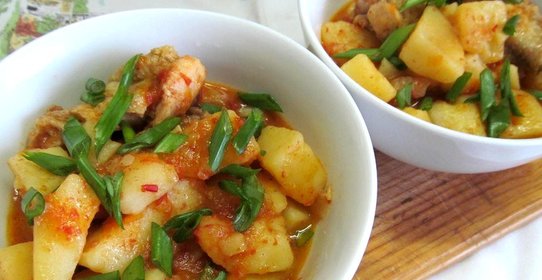 Куриные крылья с картофелем в томате