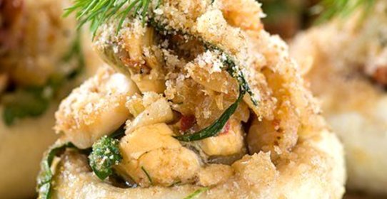 Грибы, фаршированные крабовым мясом, рикоттой и зеленью