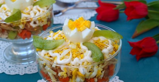 Салат с курицей, морковью, киви и яйцом