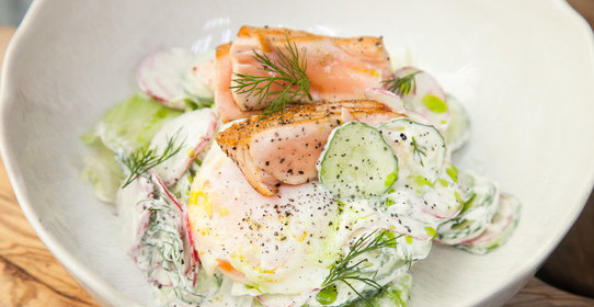 Летний салат со сметаной и лососем