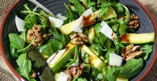 Салат из цукини с орешками