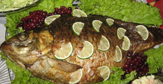 Карп запеченный с капустой и икрой