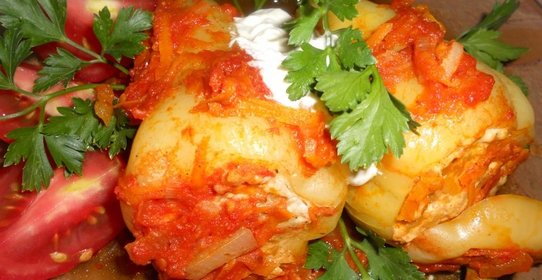 Перец фаршированный, в томатном соусе