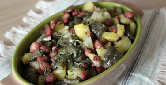 Постный салат из картофеля с фасолью и маринованными маслятами