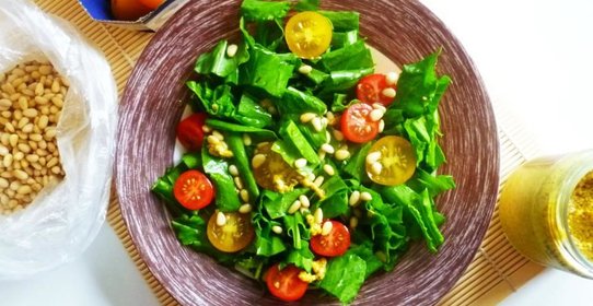 Салат из щавеля с помидорами