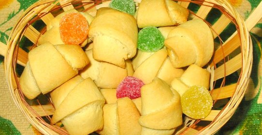 Рогалики с мармеладом из песочного теста