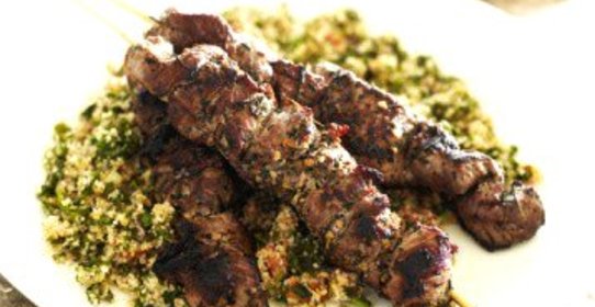 Кебабы из баранины и телятины с салатом из ризони