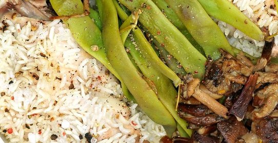 Кролик с опятами, рисом басмати и стручковой фасолью