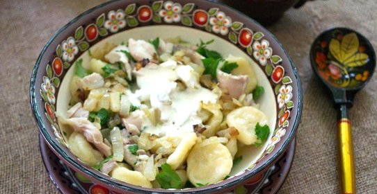 Галушки с курицей и соусом из сметаны и хрена