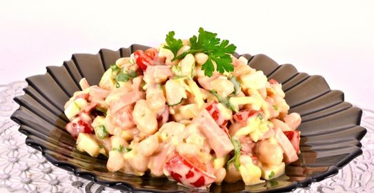 Салат из отварной фасоли с колбасой, помидорами и сыром