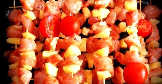 Говяжьи шашлыки по‑гавайски с ананасами, красным перцем и луком