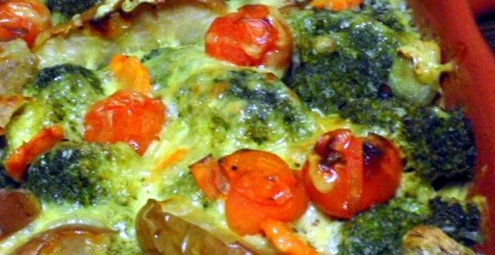 Мясные тефтели, запеченные под овощной шубой и молочным соусом