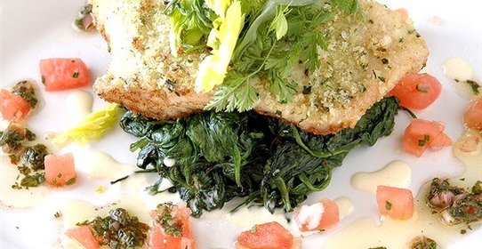 Лосось в сливочно-винном соусе с теплым шпинатом