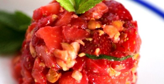 Клубника с фисташками