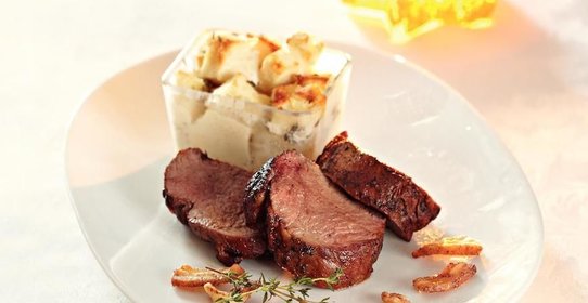 Ростбиф с хлебным пудингом с горгонзолой