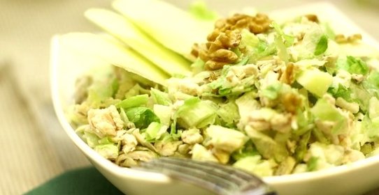 Легкий салат с куриной грудкой и сельдереем