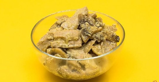 Свинина обжаренная в шампиньонах со сливками