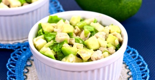Салат с авокадо, яблоком и куриным филе