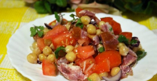 Салат с нутом, копченым мясом и помидорами
