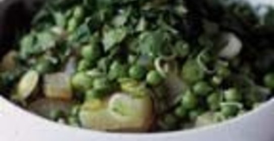 Картофельный салат с горошком и кинзой