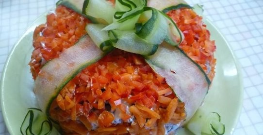 Салат Подарок с курицей и маринованными шампиньонами