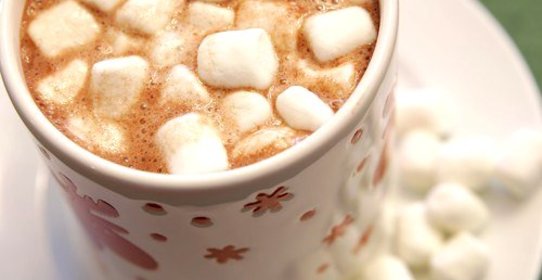 Густой горячий шоколад со взбитыми сливками и зефиром