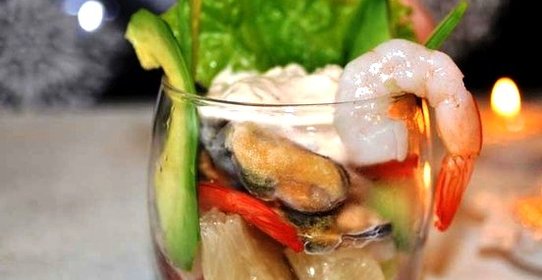 Салат с копчеными мидиями